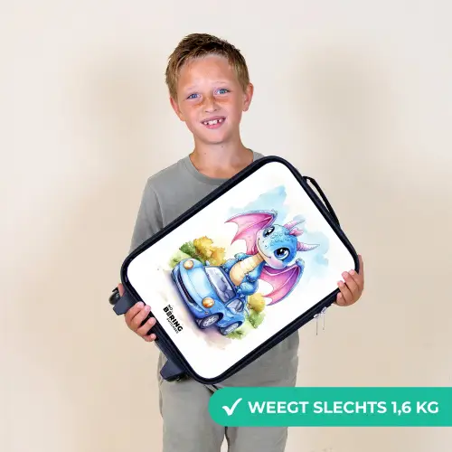 Baby draak op blauwe auto in bosrijk landschap Kinderkoffer - Zwart klein -sfeer4_NL