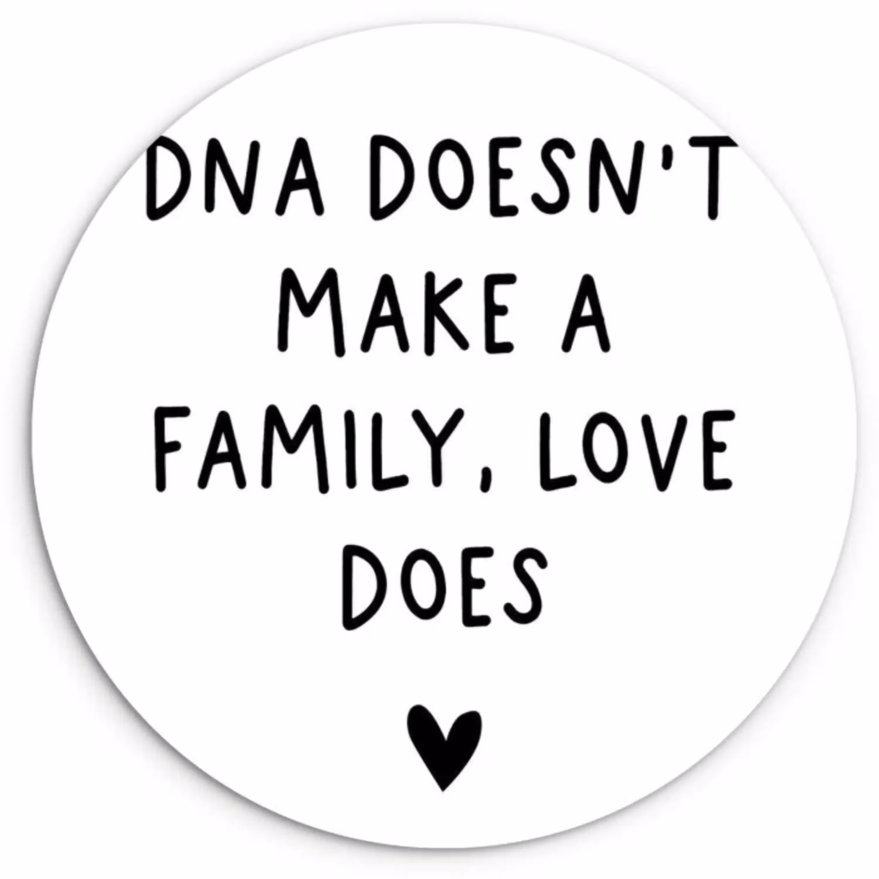 Engelse quote "DNA doesn't make a family, love does" met een hartje op een witte achtergrond Wandcirkel kunststof plaat 5mm dik klein -3d