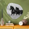 Paarden - Gras - Zwart - Wit Wandcirkel Organisch Aluminium middel -sfeer2