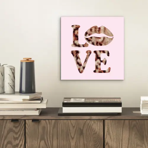 Tekst - Love - Pantervacht - Lichtroze aluminium wit klein -sfeer1