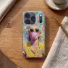 Vrouw - Blond - Roze kauwgom - Kleurrijk - Pastel Telefoonhoesje iPhone 17 Pro klein -sfeer1