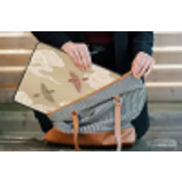 Vogels - Vliegen - Beige laptophoes neopreen klein -tas