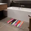 Kleurbanen - Verticaal - Kleurrijk Badmat klein -sfeer3