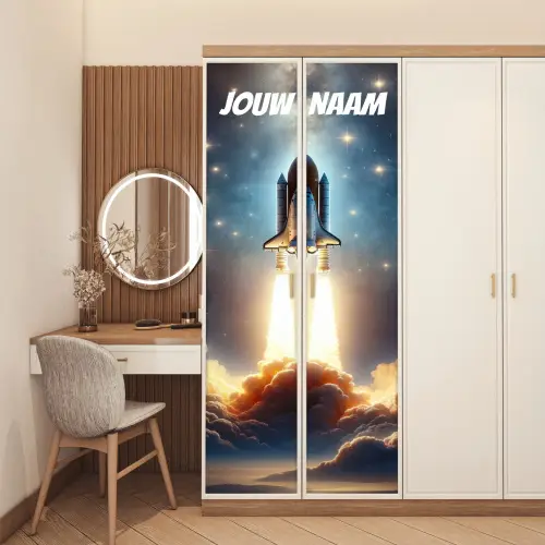 Raket die opstijgt in de ruimte met de tekst “Deze kamer is van: jouw naam”. deurposter klein -sfeer3