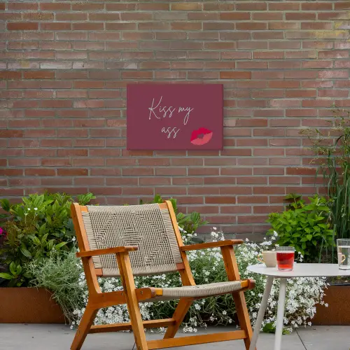 Kiss my ass - Lip - Bordeaux Tuinposter op houten frame 2 cm dik klein -sfeer3