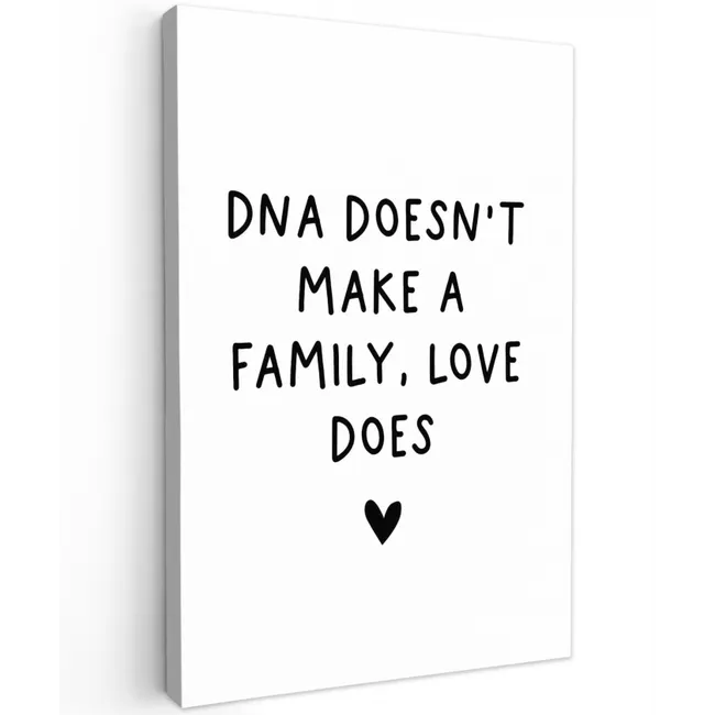 Engelse quote "DNA doesn't make a family, love does" met een hartje op een witte achtergrond canvas 2cm klein -z3d