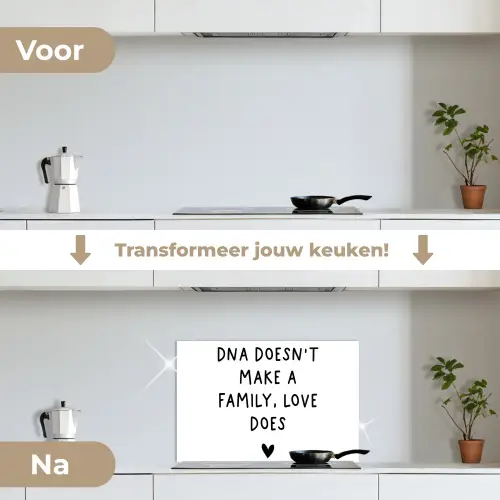 Engelse quote "DNA doesn't make a family, love does" met een hartje op een witte achtergrond keuken achterwand spatscherm klein -voor_na_NL