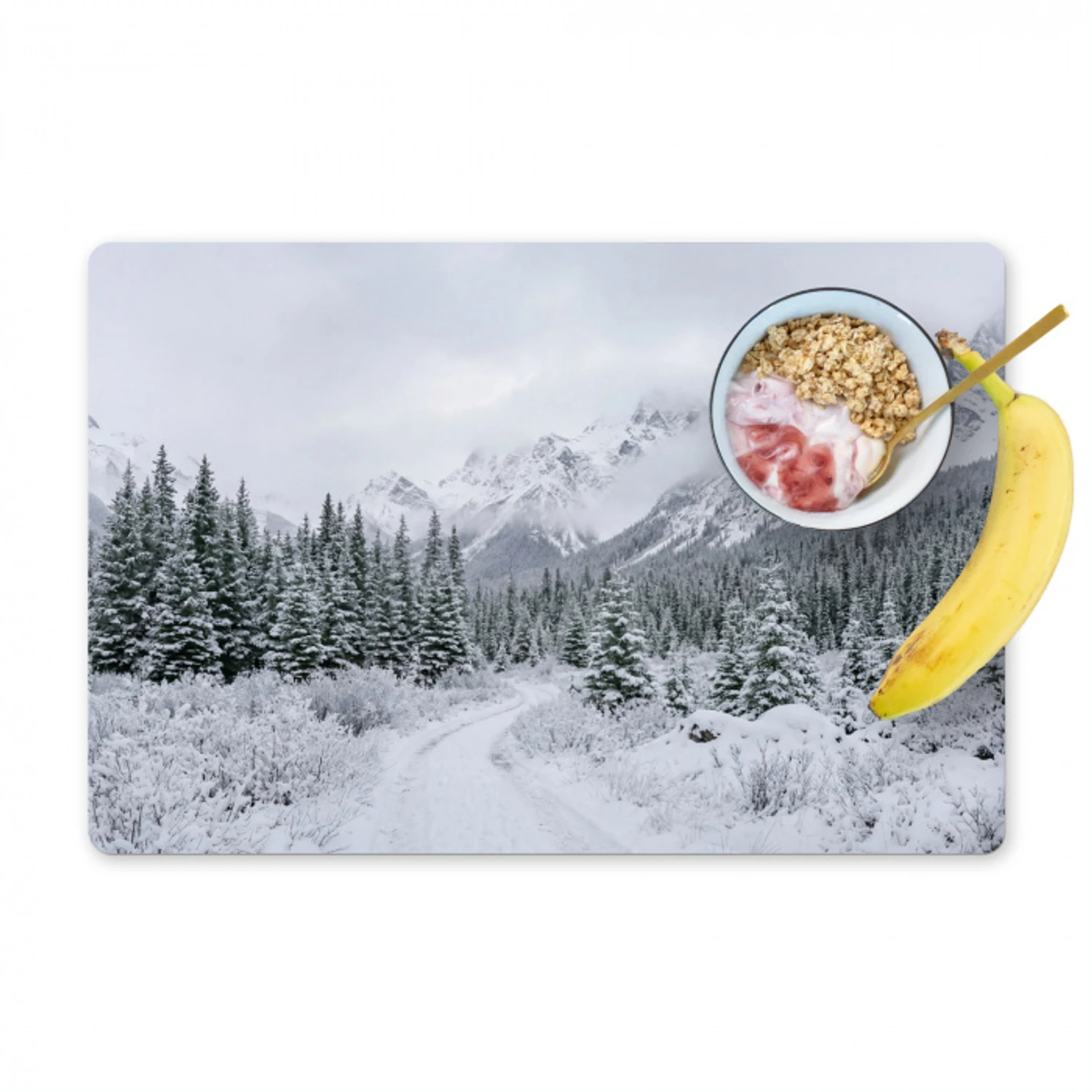 Weg - Bergen - Sneeuw - Naaldbos - Avontuurlijk Placemat vinyl groot -zzzproduct_Kitchenyeah-website