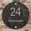Gebarsten steen - Klassiek Naambord Rond klein -sfeer2