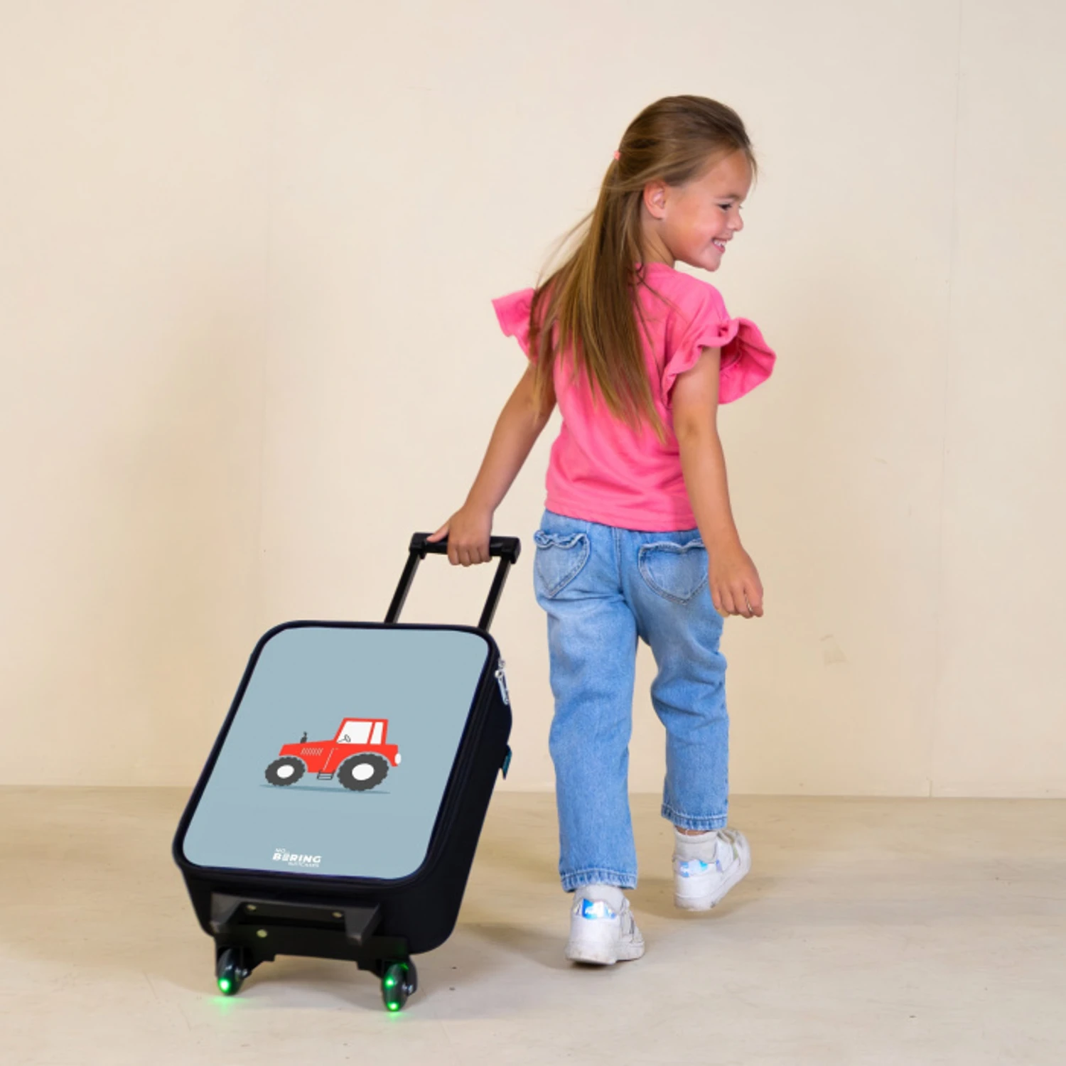 Rode trekker blauwe achtergrond Kinderkoffer - Zwart klein -sfeer1