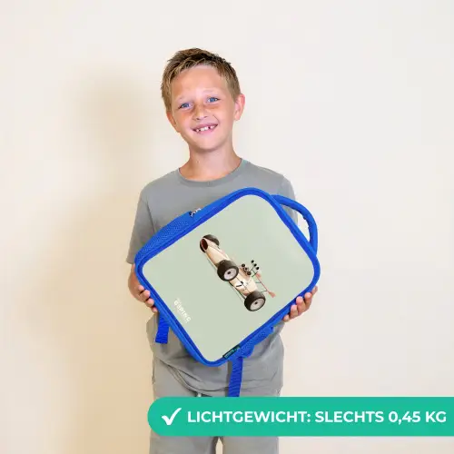 Beige retro raceauto op groen achtergrond Kinderrugzak - Blauw middel -sfeer1_NL
