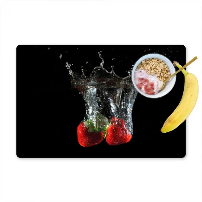 Duikende Aardbeien Placemat vinyl groot -zzzproduct_Kitchenyeah-website
