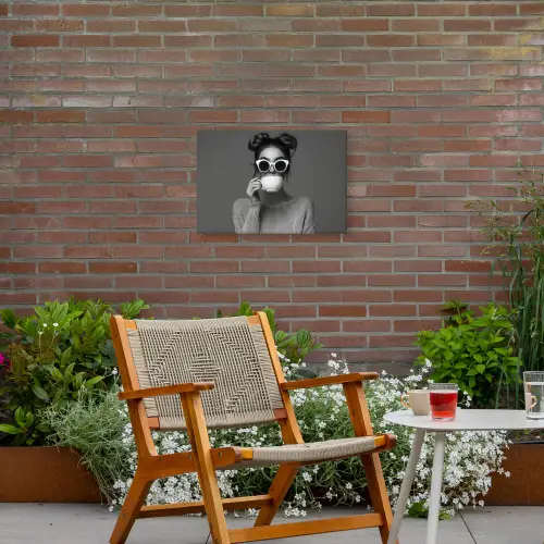 Vrouw - Koffie - Zwart - Wit Tuinposter op houten frame 2 cm dik klein -sfeer3