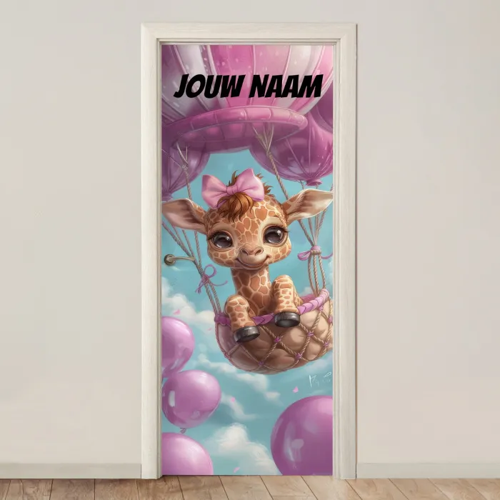 Schattige giraffe in luchtballon met de tekst “Deze kamer is van: jouw naam”. deurposter klein -3d_beige