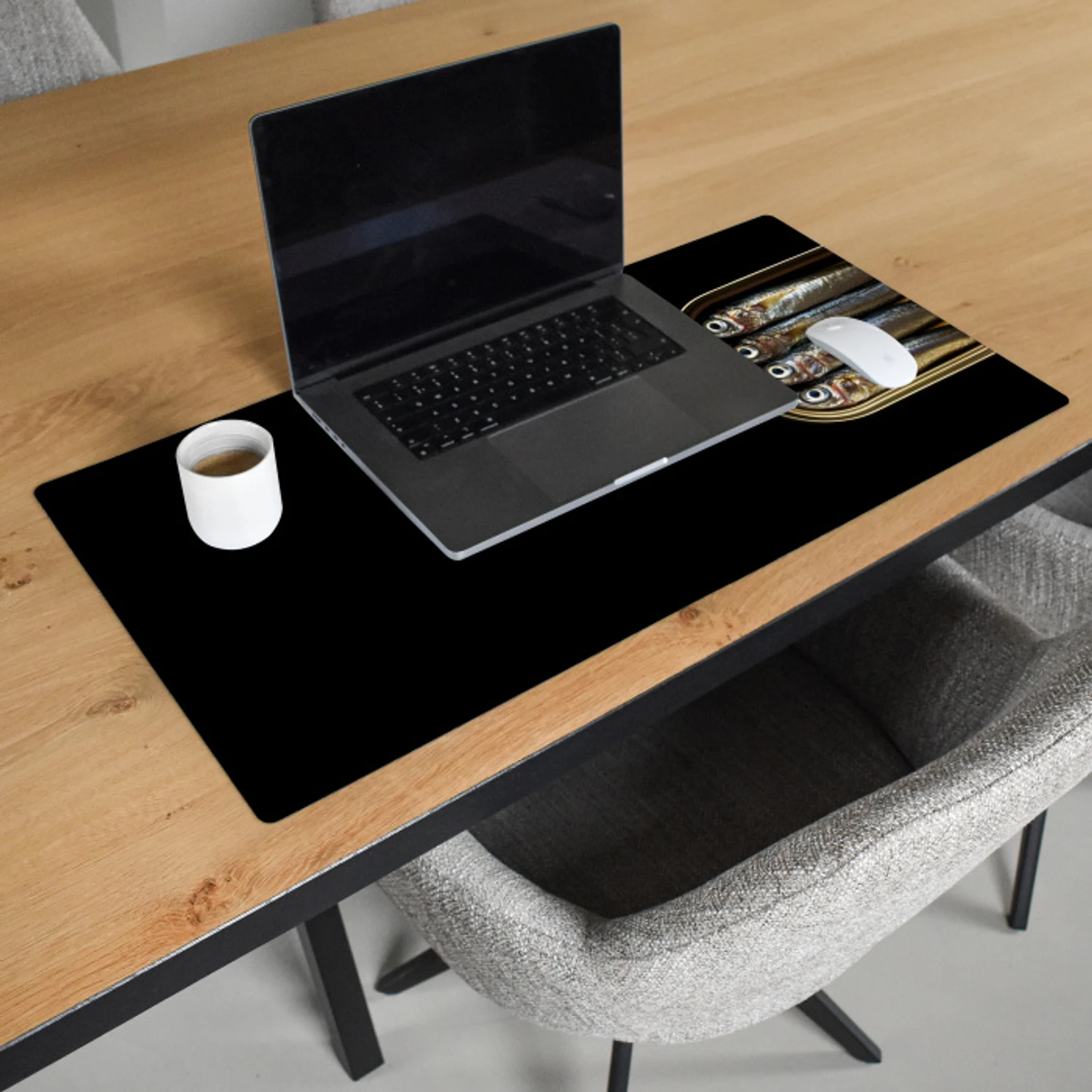 Sardines - Blik - Zwart - Vissen Muismat XXL klein -sfeer1