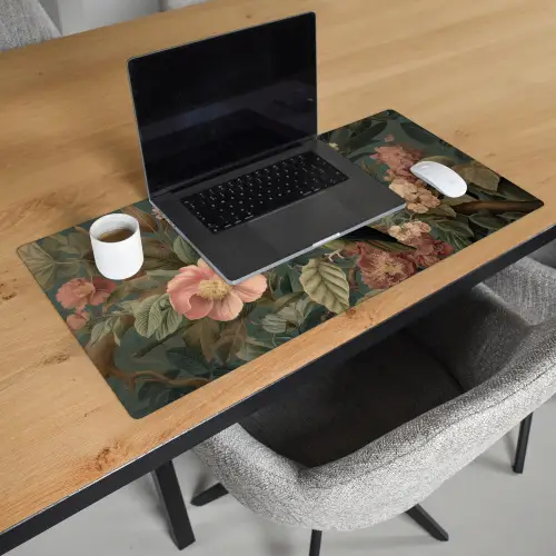 Groene papegaai - Kleurrijke bloemen - Donkere achtergrond Muismat XXL klein -sfeer1