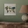 Wereldkaart - Geborduurd - Aardetinten aluminium wit klein -sfeer2
