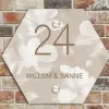 Beige bloemen - Klassiek Naambord Hexagon klein -sfeer2