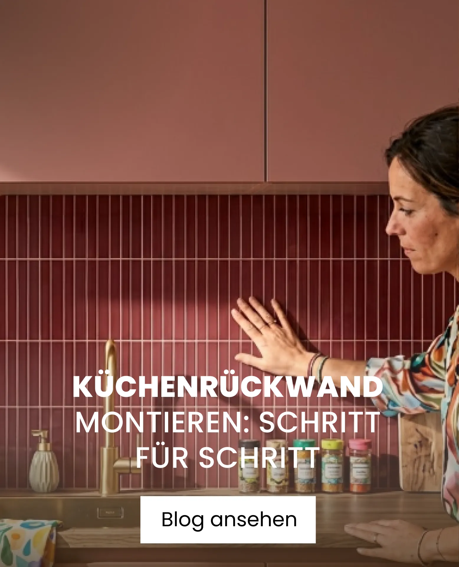 Frau montiert Kuchenrückwand.