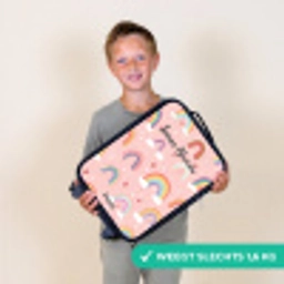Regenbogen op een roze achtergrond Kinderkoffer - Zwart klein -sfeer4_NL