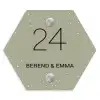 Olijfgroen met stippen - Klassiek Naambord Hexagon klein -3d