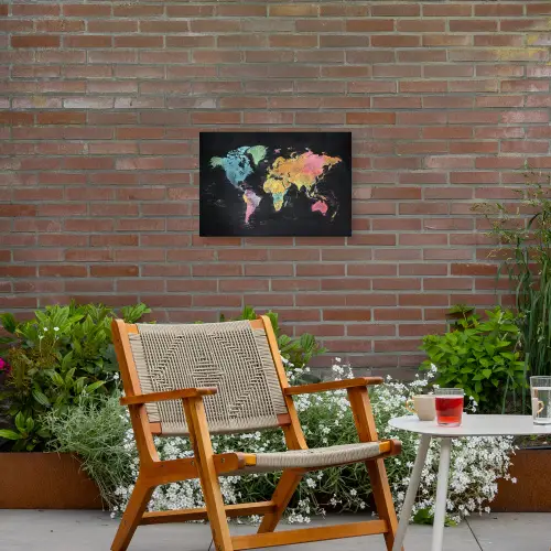 Wereldkaart - Krijtstrepen - Regenboog Tuinposter op houten frame 2 cm dik klein -sfeer3