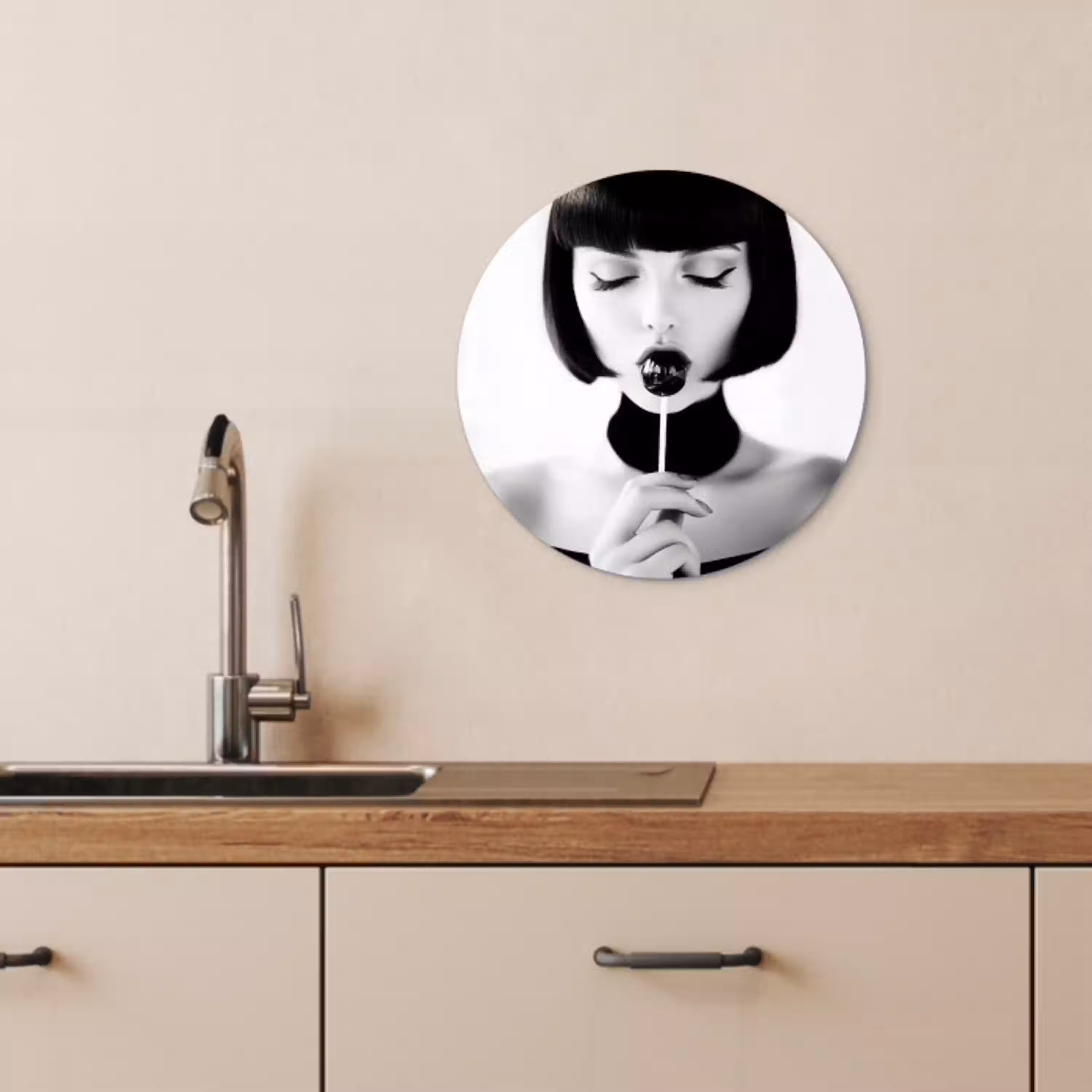 Vrouw - Lolly - Zwart - Wit KitchenYeah - Keuken - Wandcirkel Forex klein -sfeer3