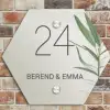 Lichtbeige met plant - Klassiek Naambord Hexagon klein -sfeer2