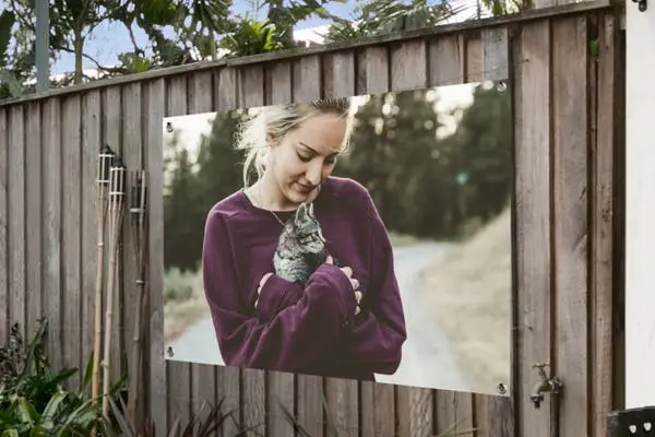 Tuinposter met vrouw en kat