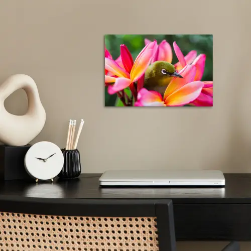 Tropische vogel tussen roze bloem poster papier klein -sfeer1