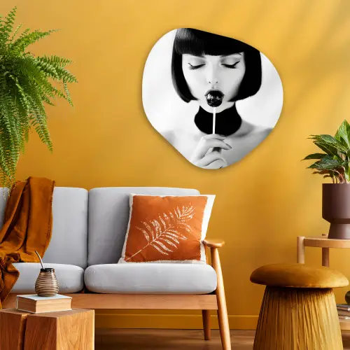 Vrouw - Lolly - Zwart - Wit Wandcirkel Organisch Plexiglas middel -sfeer4