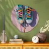 Sneakers - Veters - Kleurrijk - Schaduw Wandcirkel Organisch Aluminium middel -sfeer2