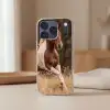 Paard - Bruin - Gras Telefoonhoesje iPhone 17 Pro klein -sfeer2