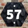 Zwarte veren - Traditioneel Naambord Hexagon klein -sfeer2