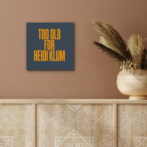Too old for heidi klum - Geel - Blauw aluminium wit klein -sfeer4