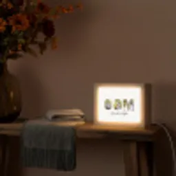 Oom - Lettercollage Light Box met kabel (Tafellamp) klein -sfeer4