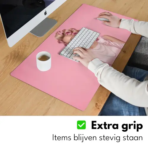 Vrouw - Roze - Parelketting - Krulspelden Muismat XXL klein -sfeer3