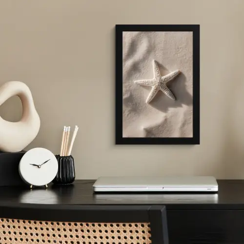 Strand - Zeester - Zand - Beige fotolijst zwart zonder passe partout klein -sfeer1