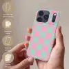Schaakbord patroon - Groen - Roze - Blokjes Telefoonhoesje iPhone 17 Pro klein -sfeer3_NL