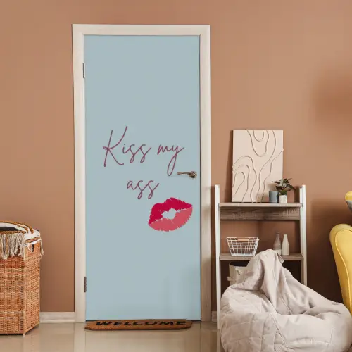 Kiss my ass - Lip - Blauw deurposter klein -sfeer1