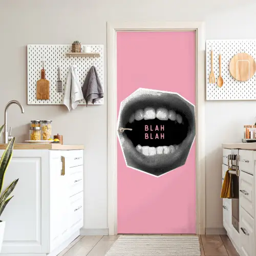 Mond - BLAH BLAH - Roze deurposter klein -sfeer5