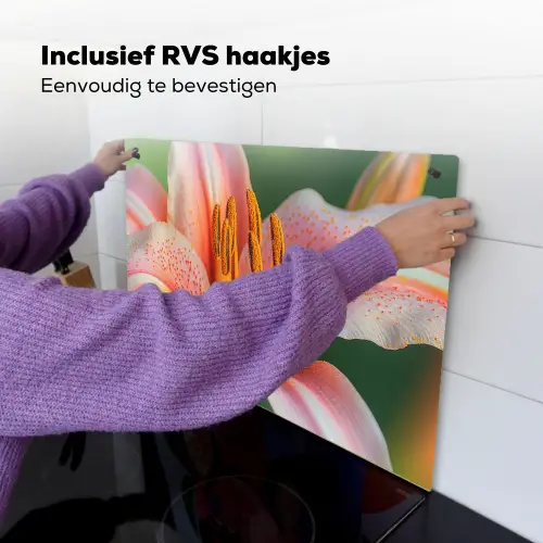 Lelie - Close up - Lichtroze Inductie beschemer met haakjes klein -ky-ophangen-nl