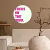Focus on the good - Beige - Roze Wandcirkel behangsticker klein -sfeer1