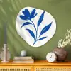 Bloem - Blaadjes - Minimalistisch - Blauw Wandcirkel Organisch Plexiglas middel -sfeer2