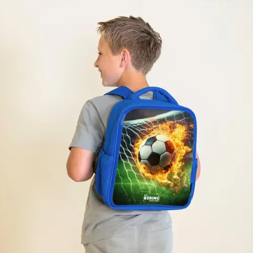 Vuurvoetbal in doelnet vastgelegd Kinderrugzak - Blauw middel -sfeer2