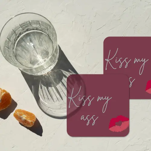 Kiss my ass - Lip - Bordeaux onderzetter kurk middel -sfeer4