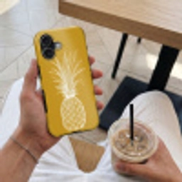 Lijnillustratie - Ananas - Bladkroon - Okergeel Toughcase MagSafe Apple iPhone 17 klein -Sfeer1M