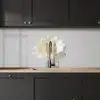 Bloem - Minimalistisch -Wit keuken achterwand 2 middel -sfeer1