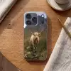 Schotse hooglander - Bergen - Grasveld Telefoonhoesje iPhone 17 Pro klein -sfeer1