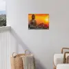 Mediterende Boeddha bij zonsondergang tuinposter los doek klein -sfeer8